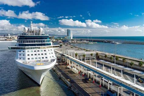 Navio De Cruzeiros Na Porta Barcelona Spaine F Rias E Feriado De Ver O