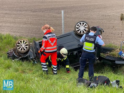 Auto Landet Nach Unfall Auf Der B70 Im Graben Und Bleibt Auf Dem Dach