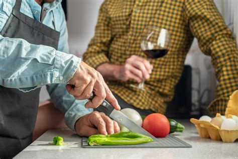 Cerca de una pareja gay irreconocible en la cocina están cocinando la cena juntos en casa Foto