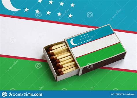 La Bandera De Uzbekist N Se Muestra En Una Caja De Cerillas Abierta