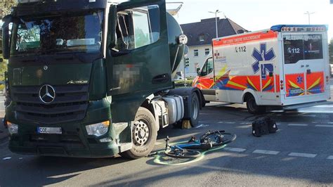 Unfall In Unna Nrw Lkw Fahrer Bersieht Radfahrerin Und Berrollt Sie