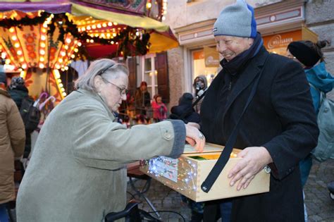 Der heiß ersehnte Weihnachtsmarkt auf dem Kirchplatz lockte schon bei