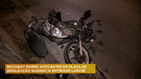 Motociclista morre após bater em placa de sinalização em BH Minas