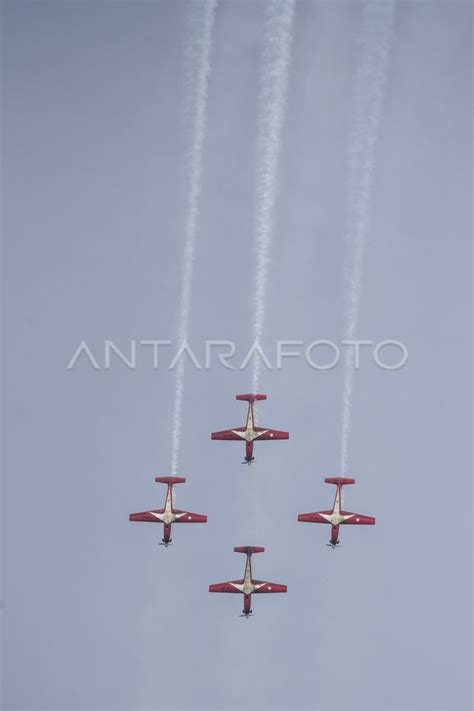 Jupiter Aerobatic Team Beraksi Di Atas Danau Toba Antara Foto