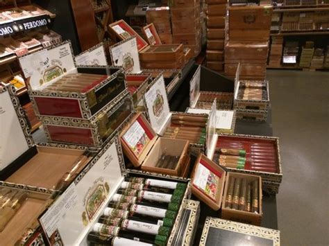 JR CIGAR OUTLET - SELMA - Updated January 2025 - 89 Photos & 79 Reviews ...