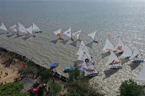 Libur Lebaran Ribuan Wisatawan Padati Taman Hiburan Pantai Kenjeran