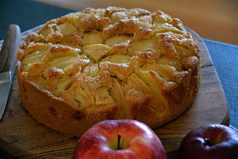 Versunkener Apfelkuchen mit einfachem Rührteig AlleKochen