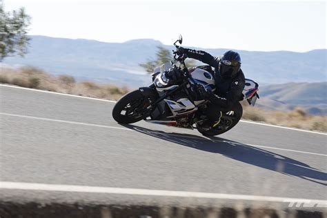 Probamos La BMW M R Una Naked Con Un Motor Inacabable Y Todas Las Emociones