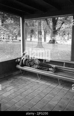 Sans abri en 1950s Un homme est photographié dormant sur le banc à un