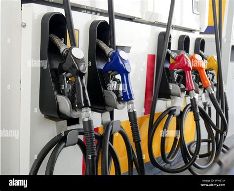 Tankstelle im hintergrund Fotos und Bildmaterial in hoher Auflösung