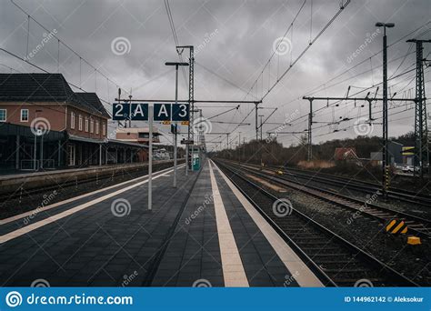 Plataforma De La Estaci N De Tren Foto De Archivo Imagen De Ciudad