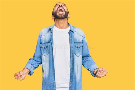 Un Hombre Atractivo Con El Pelo Largo Y La Barba Usando Una Chaqueta De