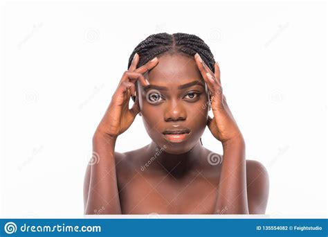 Belle Femme Africaine Touchant Son Visage D Isolement Au Dessus Du