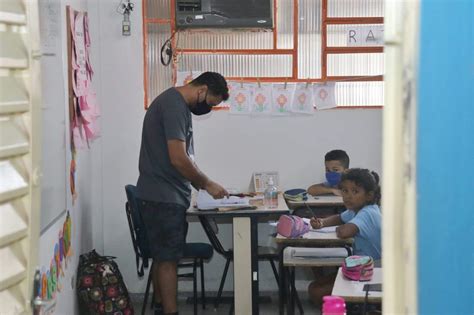 Profissionais de educação aprovam volta do uso de máscaras nas escolas