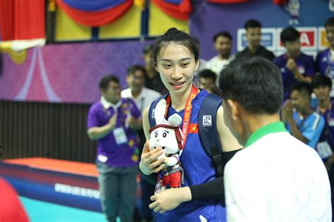 Hot girl bóng chuyền Nguyệt Anh quá xinh khiến fan Thái xin chụp ảnh được kết nạp Đảng ở tuổi 24