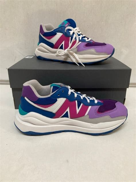 John Pye Auctions 2 X ASSORTED ITEMS TO INCLUDE A PAIR OF NEW BALANCE