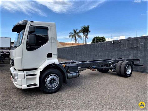 Caminhao Volvo Vm 220 Chassis Usado à Venda