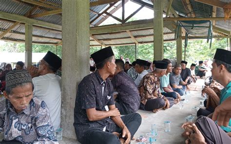 Kapondam Tradisi Ziarah Kubur Di Nagari Palaluar Sijunjung Setiap Idul