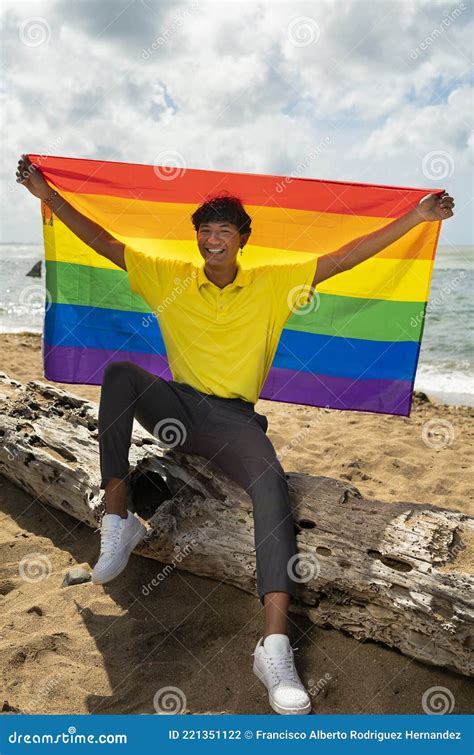 Joven Gay Con Orgullo Sosteniendo La Bandera Del Lgbt En Sus Manos Foto De Archivo Imagen De