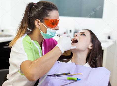 Dentista Mulher Verificando Os Dentes Do Seu Paciente Fotografias De