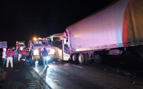 En Veracruz choque entre autobús y dos tractocamiones deja 14 heridos