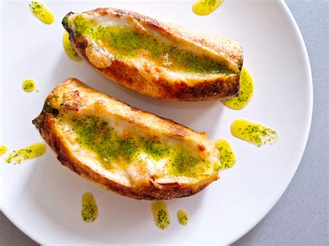 Plátano maduro relleno de queso y aceite de cilantro en airfryer