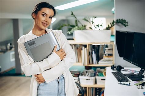 Joven diseñadora digital que trabaja en tableta y computadora Foto Gratis