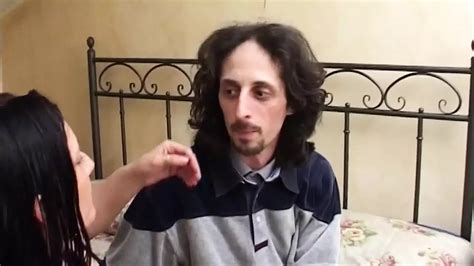 Wunderschöne brünette milf bereit in dessous und strumpfhosen um von eifrigem liebhaber in der