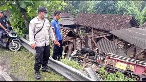 Hilang Kendali Dump Truk Terjun Ke Jurang Dan Menimpa Kandang Sapi