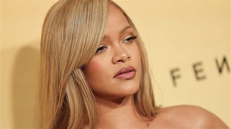 Rihanna lascive en lingerie en dentelle sur Instagram elle exhibe son fessier bombé et se fait