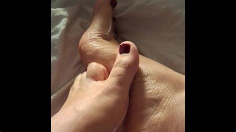 Rosie Se Frottant Les Orteils Intense Massage Des Pieds Trempés et Taquiner Hot Girl Se