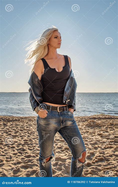 Un Portrait Dune Fille Blonde Audacieuse Dans Un T Shirt Bien Ajusté