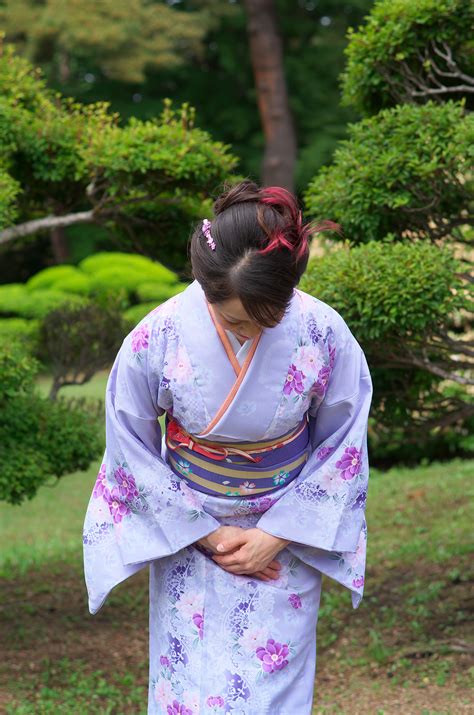bowing essential form  japanese etiquette kcp international