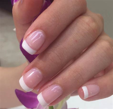 Unghie sposa naturali il nude sulle mani è elegante e di tendenza