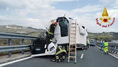 Scontro Tra Tir In A Autostrada Chiusa E Poi Riaperta