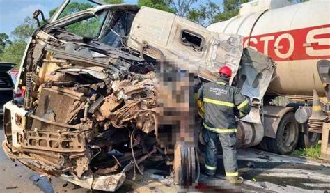 MG Caminhoneiro morre preso às ferragens em acidente na BR 494