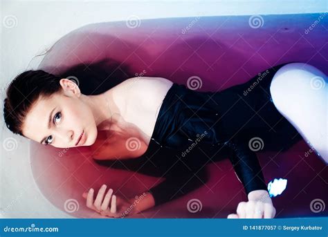 Ragazza Con Le Spalle Nude Che Si Trovano Nel Bagno Con Acqua Porpora Colorata Concetto Di Modo