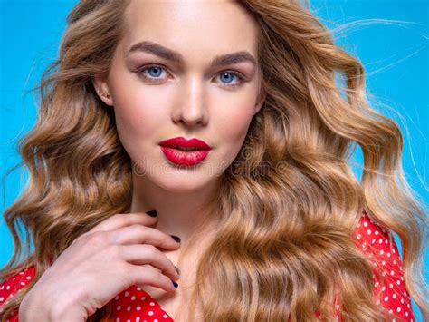 Portrait D Une Belle Jeune Blonde Belle Fille Avec De Longs Cheveux Blancs Visage Gros Plan D