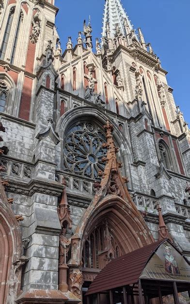 Fachada da igreja de são nicolau em kiev vista de baixo Foto Premium