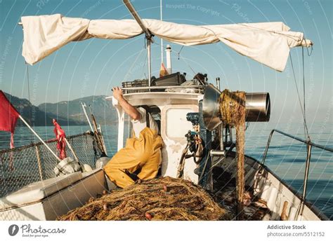 Fischer Bei Der Arbeit Auf Einem Boot Im Meer Bei Tag Ein