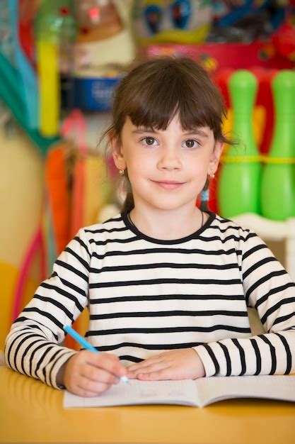 Menina Em Idade Pr Escolar Retrato De Uma Crian A De Seis Anos