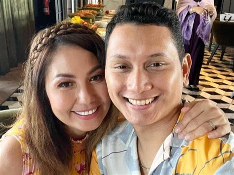 Walau Beda Usia 18 Tahun, Inilah 8 Potret Emma Waroka dan Suami Yang ...