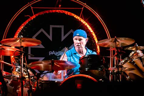 Red Hot Chili Peppers presenteia fãs fiéis em show de Brasília veja como foi