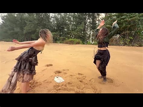 deux filles pirates à la recherche d une bite en or XVIDEOS