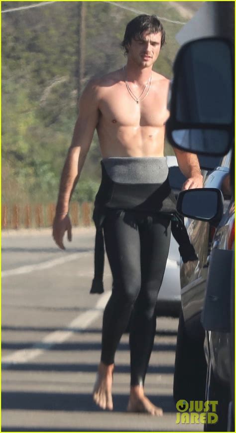 Jacob Elordi Is Showing Off His Abs While At The Beach In Malibu