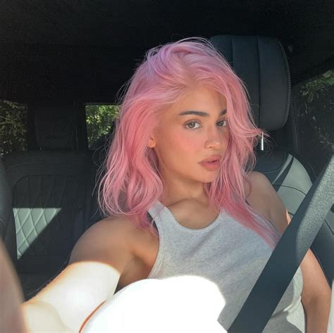 Kylie Jenner Surge De Cabelo Rosa E Internet Surta King Kylie Est De