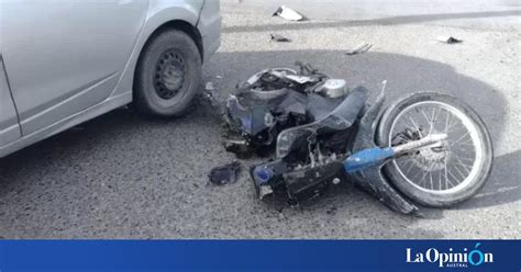 Un joven motociclista debió ser hospitalizado tras violento choque en