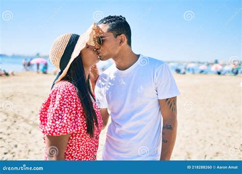 Joven Pareja Latina Abrazándose Y Besándose En La Playa Foto de archivo Imagen de alegre beso