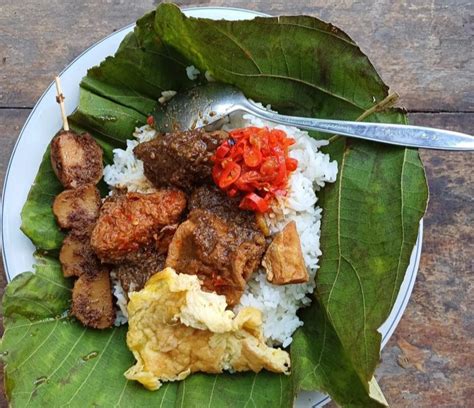 WISATA KULINER CIREBON TERENAK Ini 5 Alamat Nasi Jamblang Empal