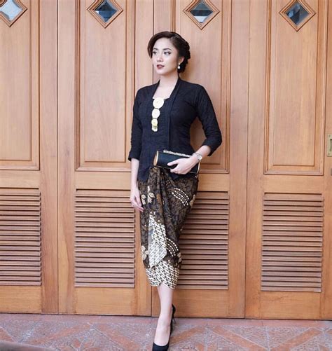 Model Kebaya Modern Terbaru Kutubaru Rok Batik Parang Cantik Wa